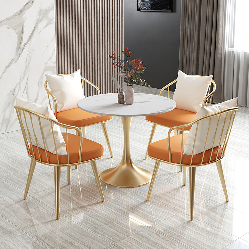 Salle de salle à manger blanche en pierre glamour avec table ronde et meubles de table à manger de base en métal