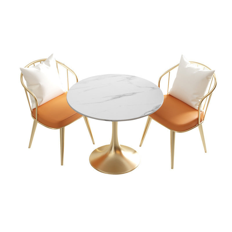Salle de salle à manger blanche en pierre glamour avec table ronde et meubles de table à manger de base en métal