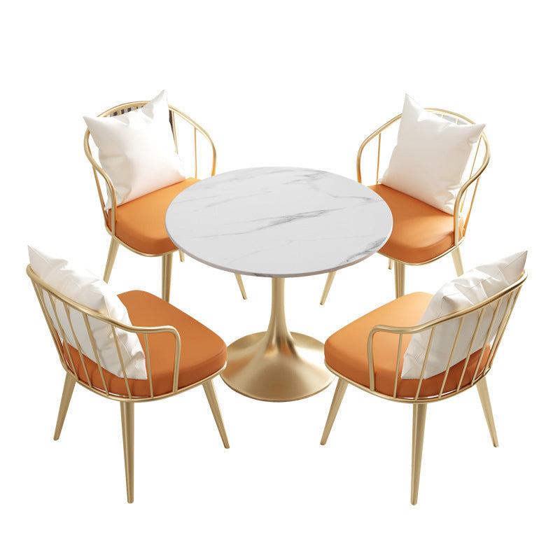 Salle de salle à manger blanche en pierre glamour avec table ronde et meubles de table à manger de base en métal