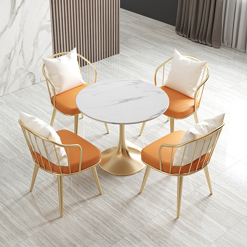Salle de salle à manger blanche en pierre glamour avec table ronde et meubles de table à manger de base en métal