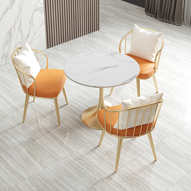 Salle de salle à manger blanche en pierre glamour avec table ronde et meubles de table à manger de base en métal
