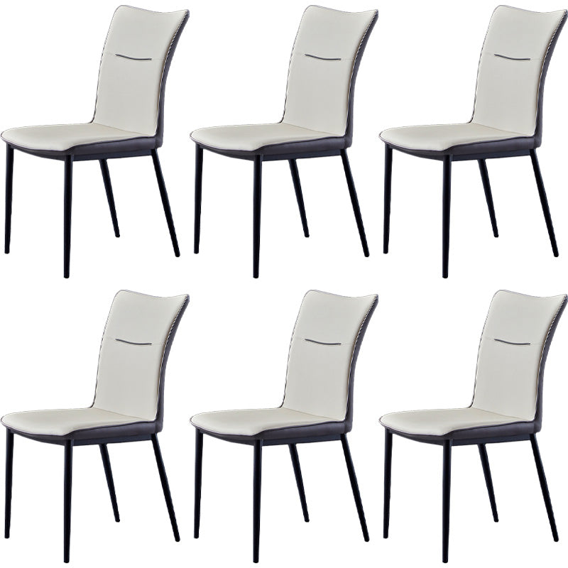 Chaise latéral de maison Scandinave Metal Solid Back 17.7 '' Chaise de restauration de large avec des jambes noires