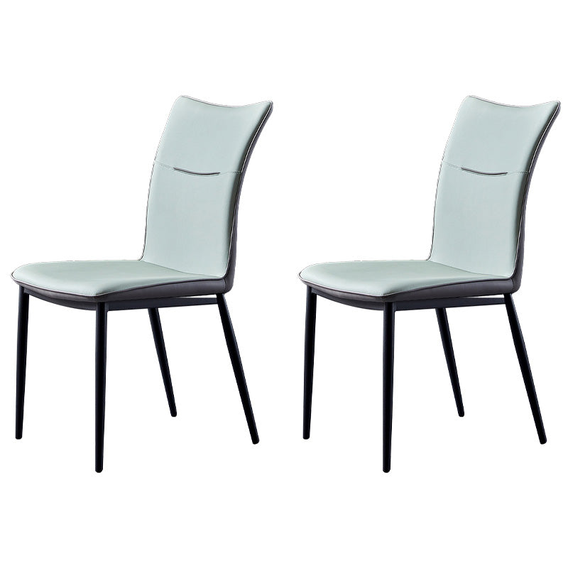 Chaise latéral de maison Scandinave Metal Solid Back 17.7 '' Chaise de restauration de large avec des jambes noires