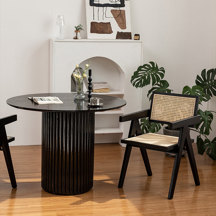 Silla de comedor tradicional de madera maciza con acabado mate, respaldo de caña, sillas con brazo
