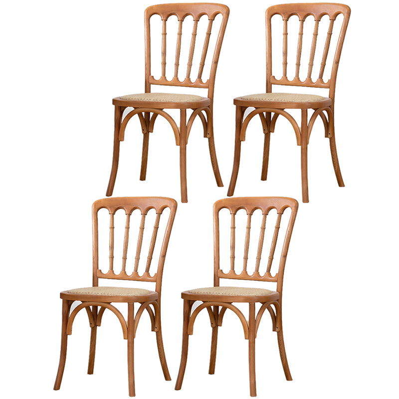 La salle à manger traditionnelle en bois massif préside les chaises à dossier à lamelles de finition mate
