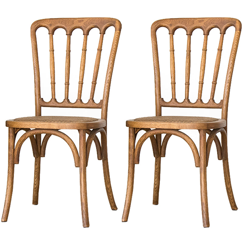 La salle à manger traditionnelle en bois massif préside les chaises à dossier à lamelles de finition mate