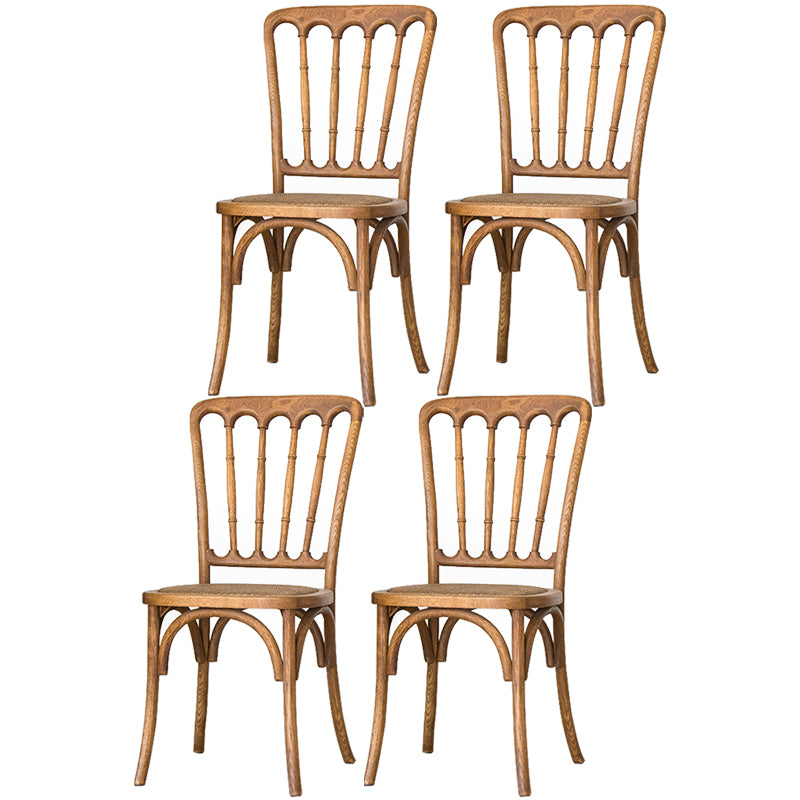 La salle à manger traditionnelle en bois massif préside les chaises à dossier à lamelles de finition mate