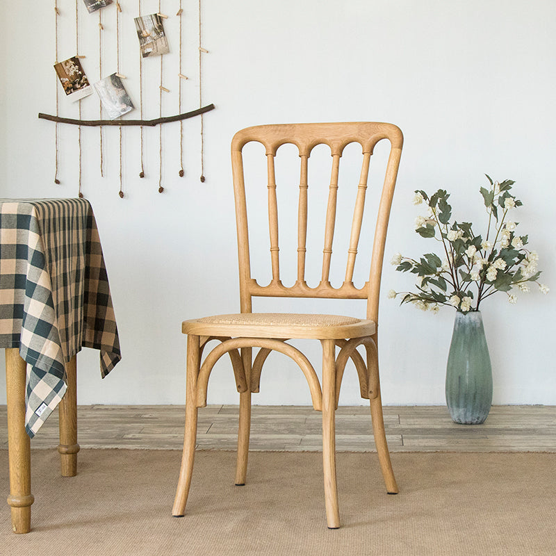 La salle à manger traditionnelle en bois massif préside les chaises à dossier à lamelles de finition mate