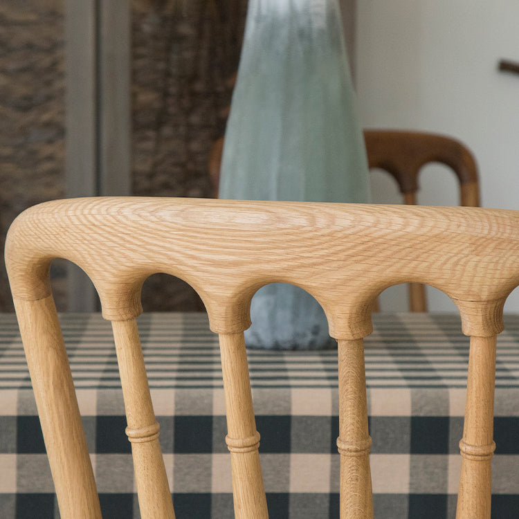 La salle à manger traditionnelle en bois massif préside les chaises à dossier à lamelles de finition mate