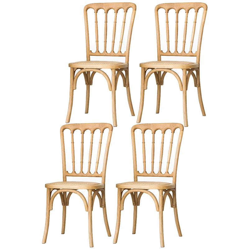 La salle à manger traditionnelle en bois massif préside les chaises à dossier à lamelles de finition mate
