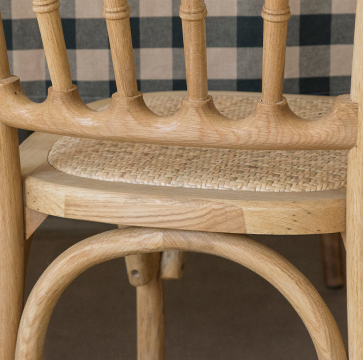 La salle à manger traditionnelle en bois massif préside les chaises à dossier à lamelles de finition mate