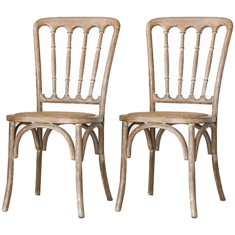 La salle à manger traditionnelle en bois massif préside les chaises à dossier à lamelles de finition mate