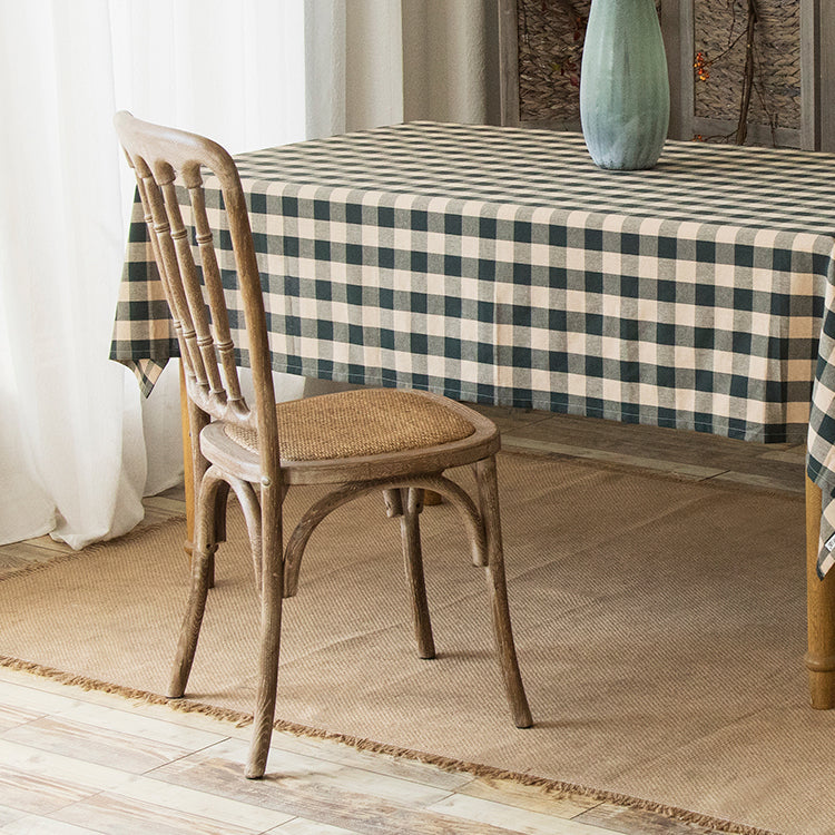 La salle à manger traditionnelle en bois massif préside les chaises à dossier à lamelles de finition mate
