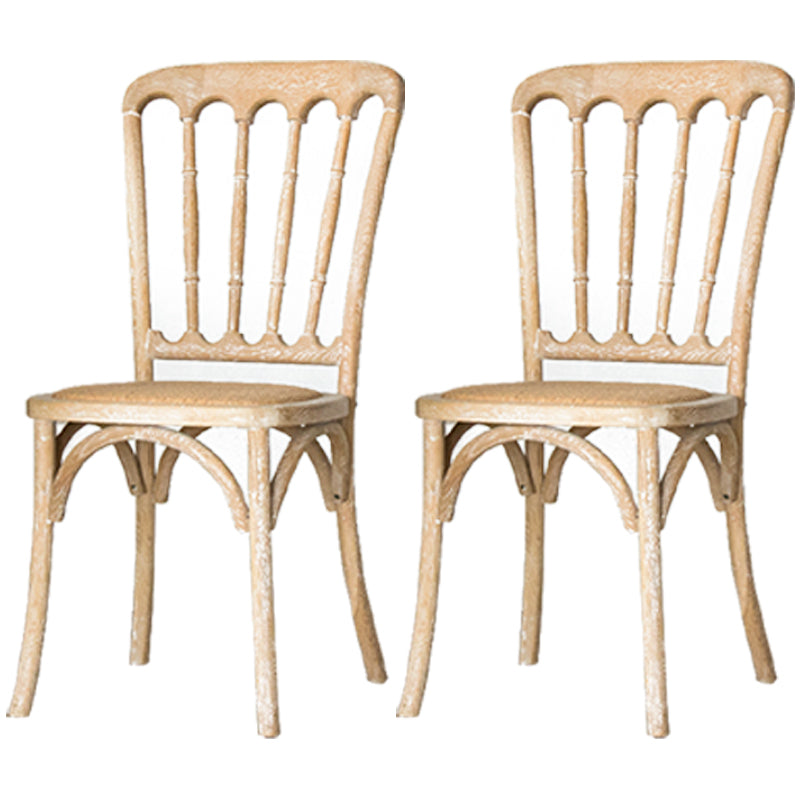 La salle à manger traditionnelle en bois massif préside les chaises à dossier à lamelles de finition mate