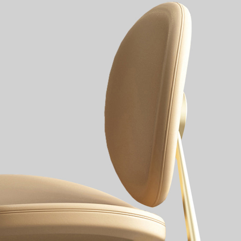 Tisch im minimalistischen Stil mit Rechteckform -Tisch und gepolsterten Stühlen