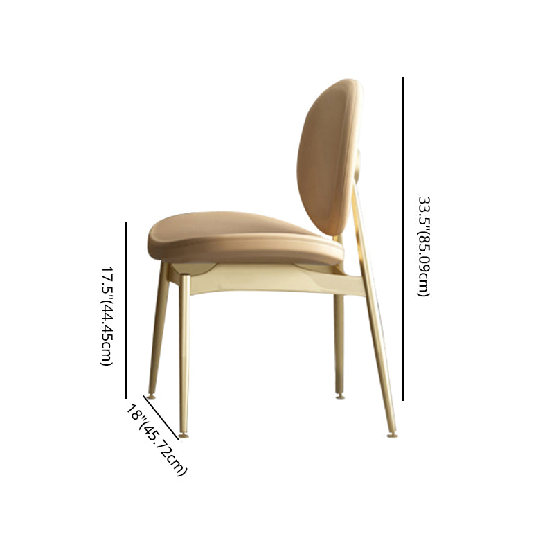 Tisch im minimalistischen Stil mit Rechteckform -Tisch und gepolsterten Stühlen