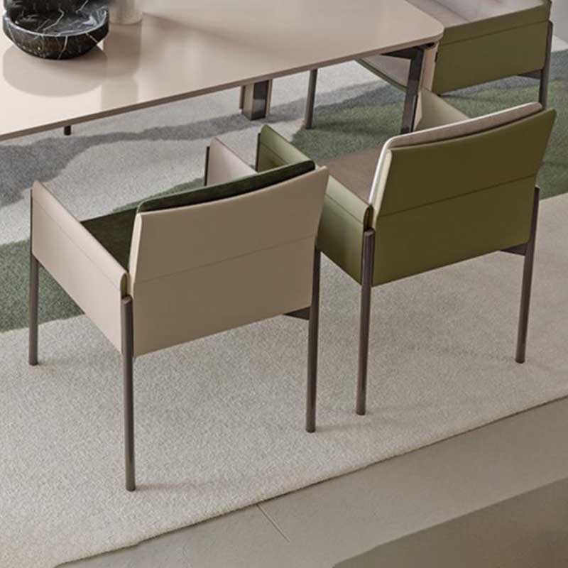 Chaise de salle à manger contemporaine en métal, chaise de salle à manger carrée au fini mat avec pieds noirs