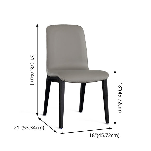 Minimalistischer Sintersteintisch mit rechteckiger Tisch und gepolsterten Stühlen