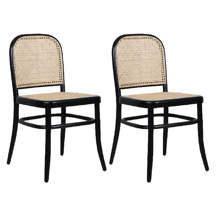 Cuisine contemporaine ouvrant le dossier de la chaise d'appoint de salle à manger en bois massif