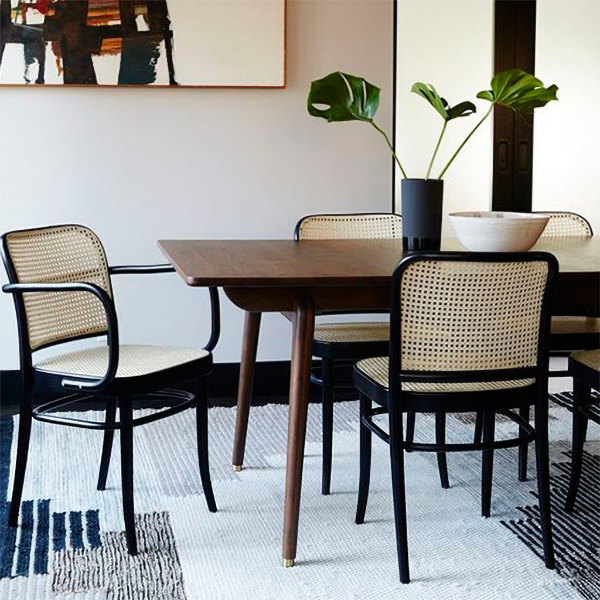 Cuisine contemporaine ouvrant le dossier de la chaise d'appoint de salle à manger en bois massif