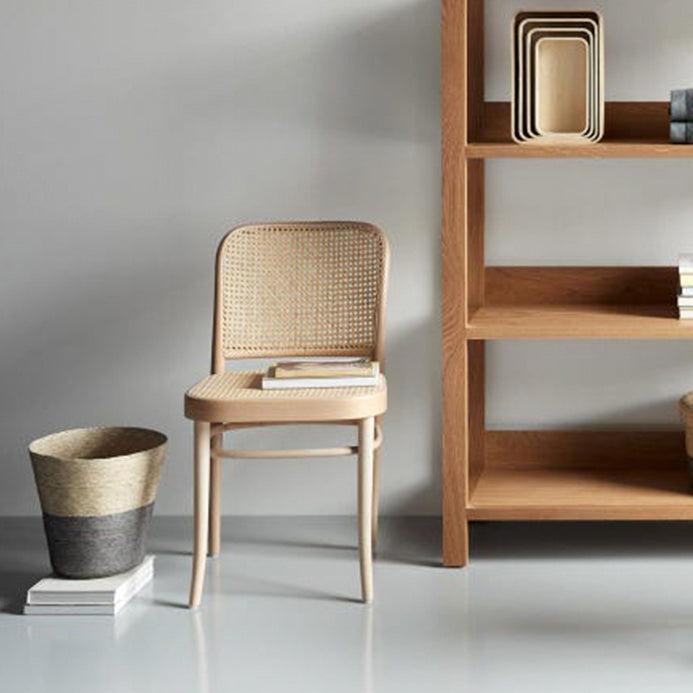 Cuisine contemporaine ouvrant le dossier de la chaise d'appoint de salle à manger en bois massif