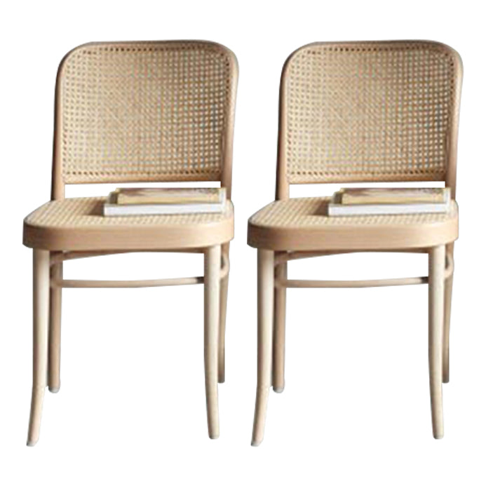 Cuisine contemporaine ouvrant le dossier de la chaise d'appoint de salle à manger en bois massif