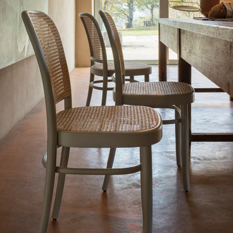 Cuisine contemporaine ouvrant le dossier de la chaise d'appoint de salle à manger en bois massif
