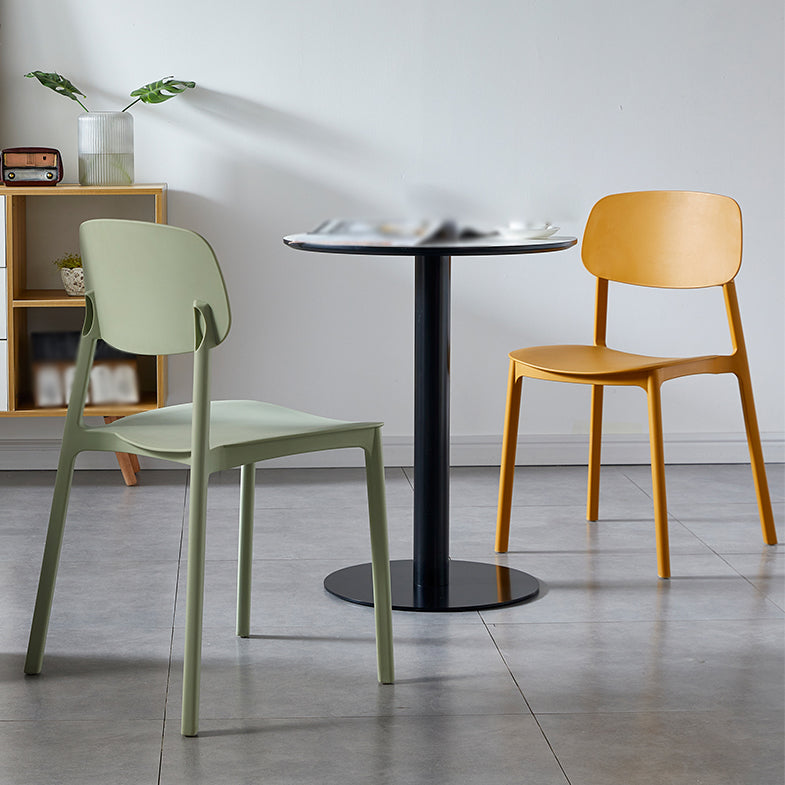 Chaise de salle à manger contemporaine en plastique, finition mate, chaise latérale de salle à manger à dossier ouvert