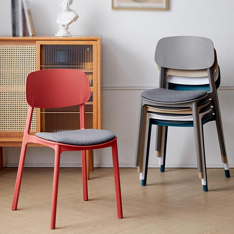 Chaise de salle à manger contemporaine en plastique, finition mate, chaise latérale de salle à manger à dossier ouvert