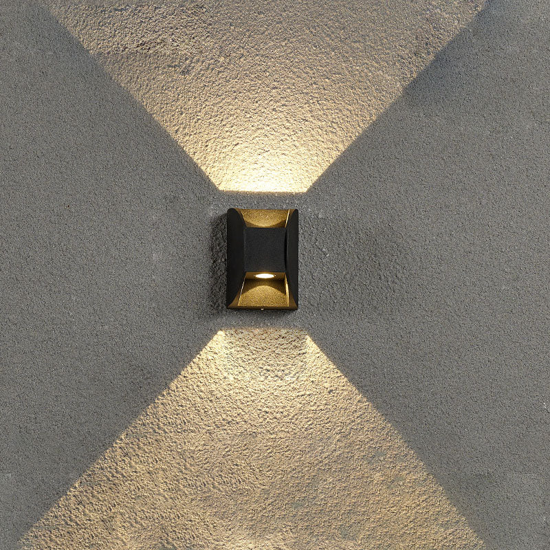 Prononi murali minimalisti contemporanei su e giù per il corridoio del portico