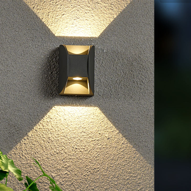 Prononi murali minimalisti contemporanei su e giù per il corridoio del portico