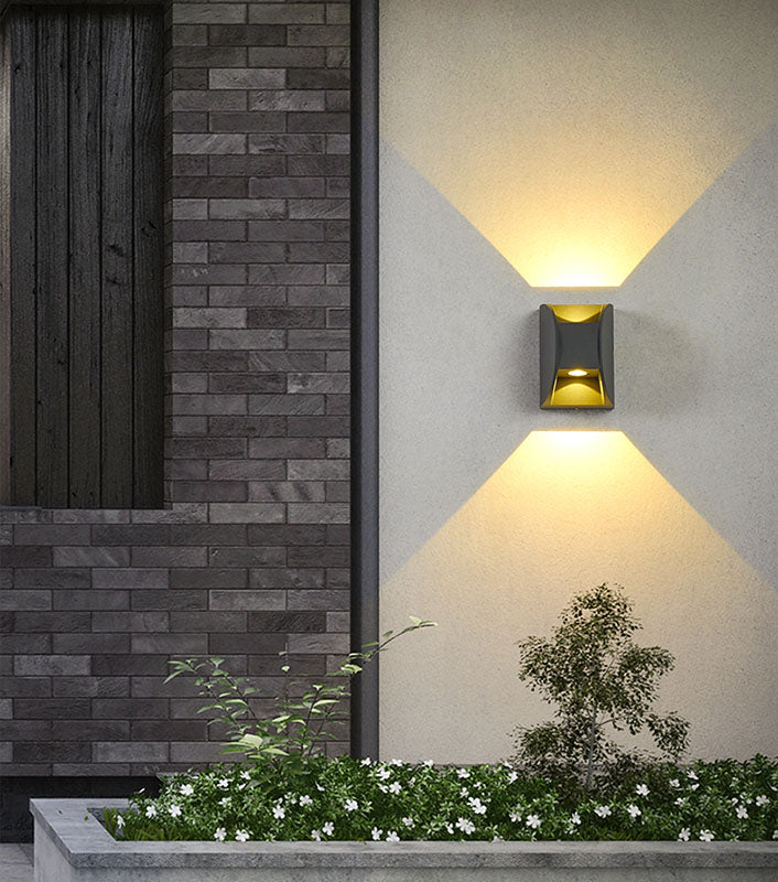 Prononi murali minimalisti contemporanei su e giù per il corridoio del portico