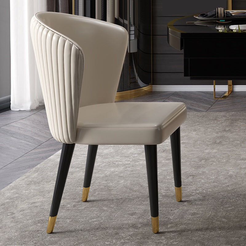 Chaise Parsons sans accoudoirs en cuir de style contemporain avec pieds en bois pour salle à manger