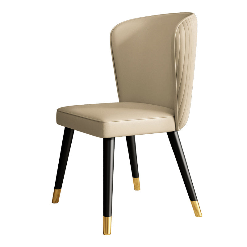 Chaise Parsons sans accoudoirs en cuir de style contemporain avec pieds en bois pour salle à manger