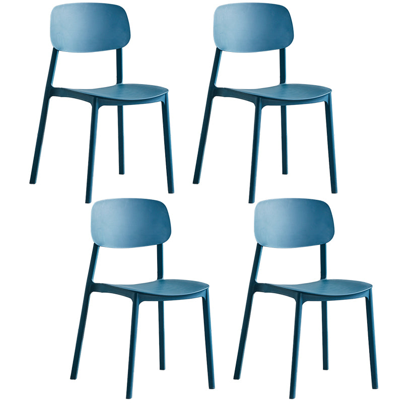 Stapelbarer Beistellstuhl aus Kunststoff im minimalistischen Stil. Bunte armlose Esszimmerstühle für den Heimgebrauch