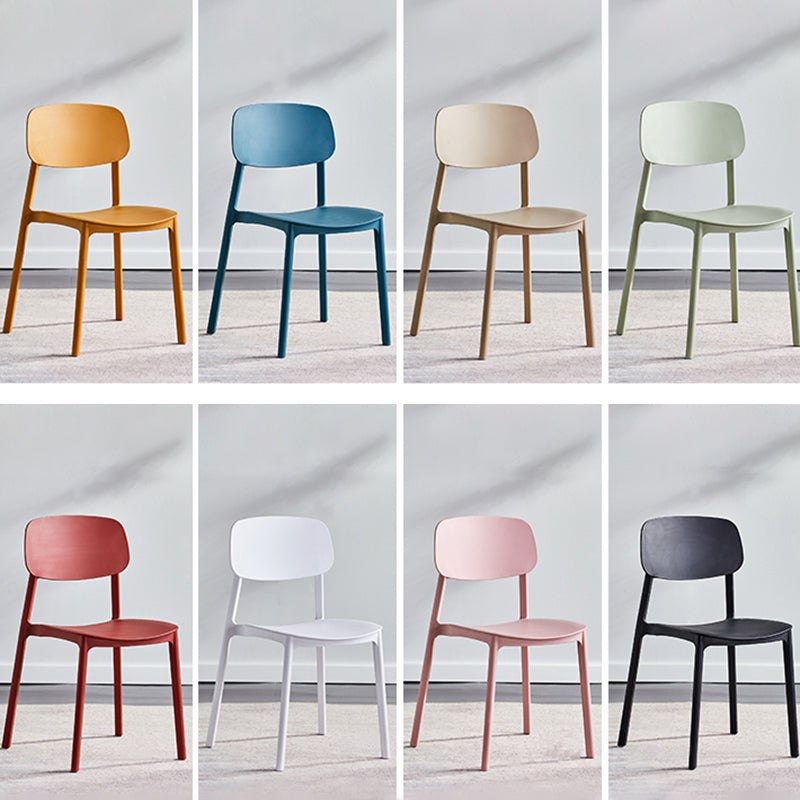 Stapelbarer Beistellstuhl aus Kunststoff im minimalistischen Stil. Bunte armlose Esszimmerstühle für den Heimgebrauch