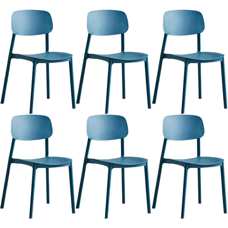 Stapelbarer Beistellstuhl aus Kunststoff im minimalistischen Stil. Bunte armlose Esszimmerstühle für den Heimgebrauch