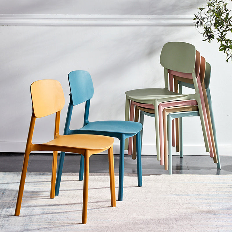 Stapelbarer Beistellstuhl aus Kunststoff im minimalistischen Stil. Bunte armlose Esszimmerstühle für den Heimgebrauch
