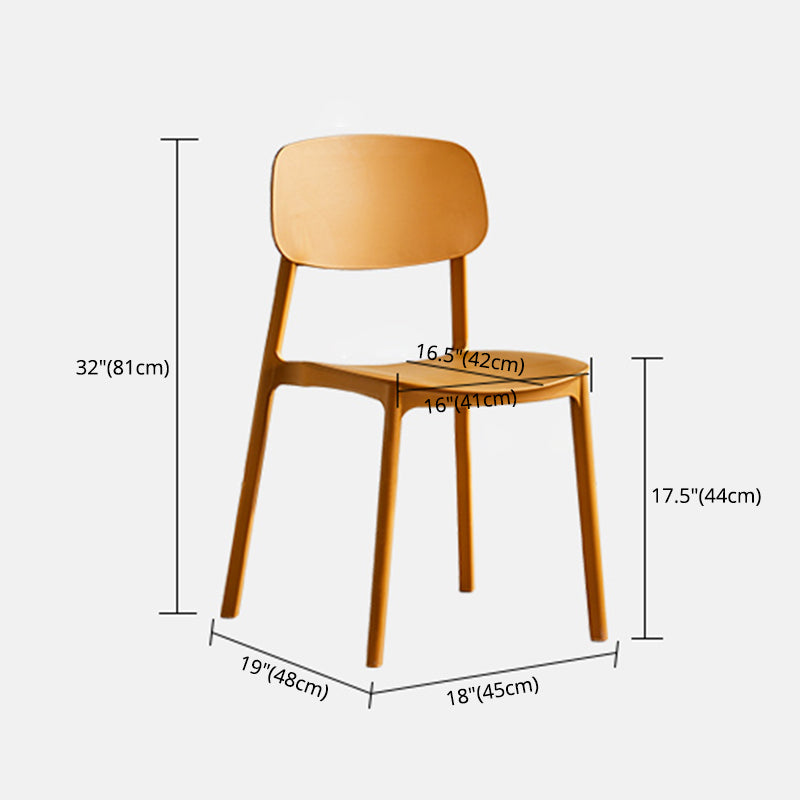 Stapelbarer Beistellstuhl aus Kunststoff im minimalistischen Stil. Bunte armlose Esszimmerstühle für den Heimgebrauch