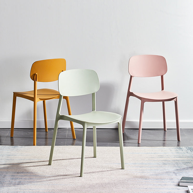 Stapelbarer Beistellstuhl aus Kunststoff im minimalistischen Stil. Bunte armlose Esszimmerstühle für den Heimgebrauch