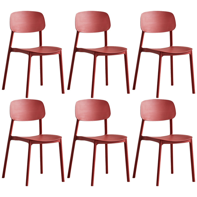 Stapelbarer Beistellstuhl aus Kunststoff im minimalistischen Stil. Bunte armlose Esszimmerstühle für den Heimgebrauch