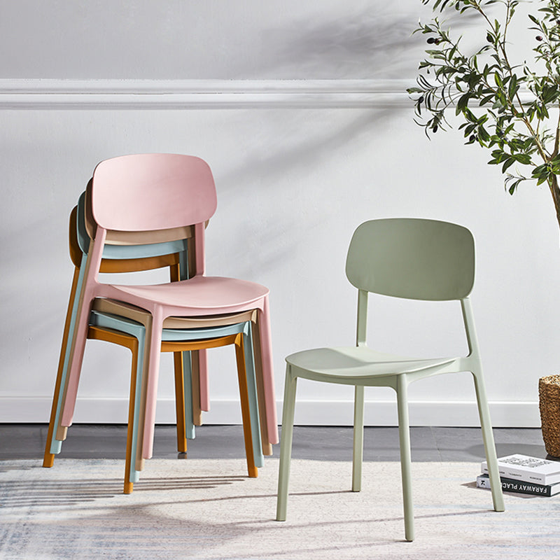 Stapelbarer Beistellstuhl aus Kunststoff im minimalistischen Stil. Bunte armlose Esszimmerstühle für den Heimgebrauch