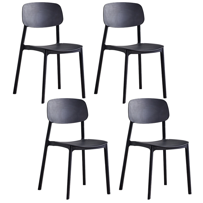 Stapelbarer Beistellstuhl aus Kunststoff im minimalistischen Stil. Bunte armlose Esszimmerstühle für den Heimgebrauch