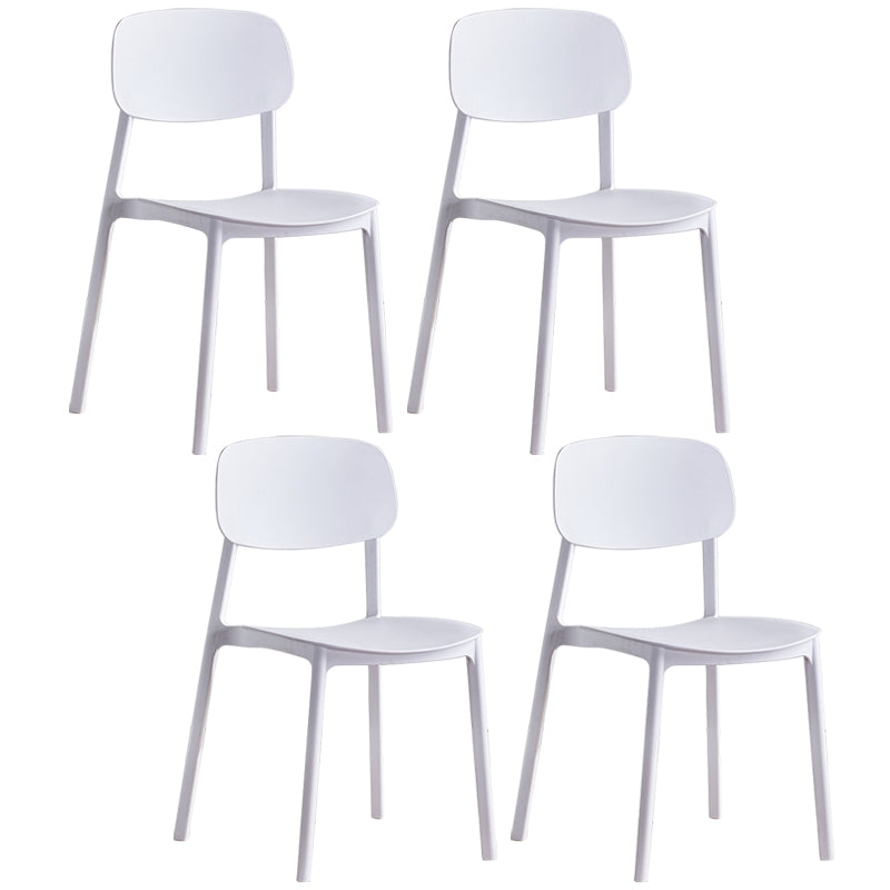 Stapelbarer Beistellstuhl aus Kunststoff im minimalistischen Stil. Bunte armlose Esszimmerstühle für den Heimgebrauch