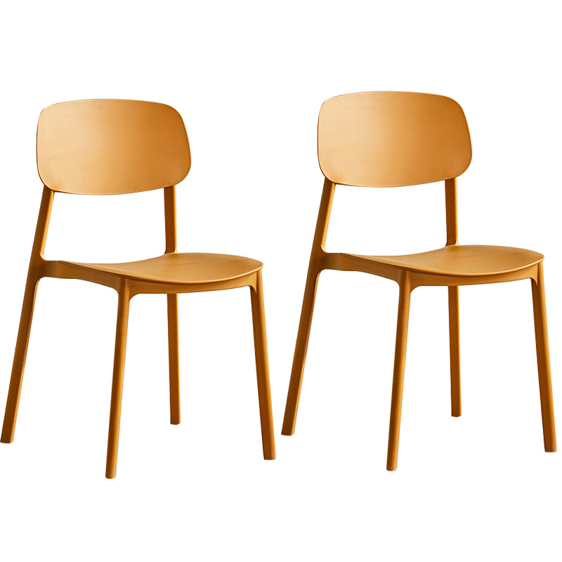 Stapelbarer Beistellstuhl aus Kunststoff im minimalistischen Stil. Bunte armlose Esszimmerstühle für den Heimgebrauch