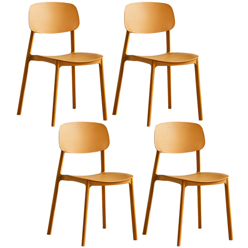 Stapelbarer Beistellstuhl aus Kunststoff im minimalistischen Stil. Bunte armlose Esszimmerstühle für den Heimgebrauch