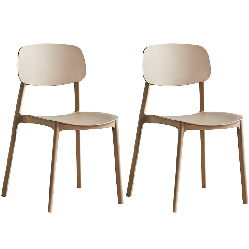 Stapelbarer Beistellstuhl aus Kunststoff im minimalistischen Stil. Bunte armlose Esszimmerstühle für den Heimgebrauch
