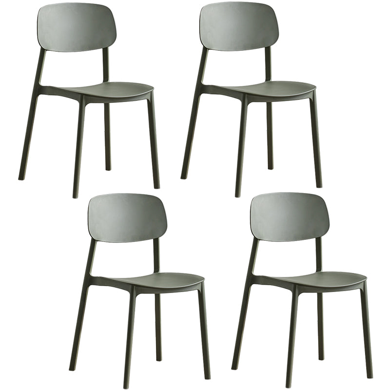 Stapelbarer Beistellstuhl aus Kunststoff im minimalistischen Stil. Bunte armlose Esszimmerstühle für den Heimgebrauch