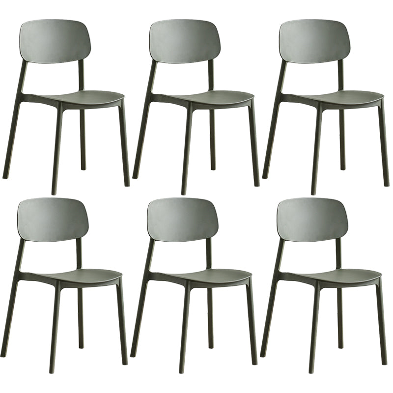 Stapelbarer Beistellstuhl aus Kunststoff im minimalistischen Stil. Bunte armlose Esszimmerstühle für den Heimgebrauch