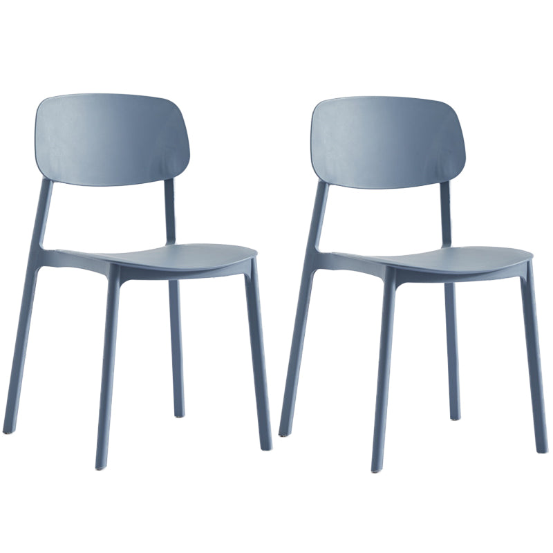 Stapelbarer Beistellstuhl aus Kunststoff im minimalistischen Stil. Bunte armlose Esszimmerstühle für den Heimgebrauch